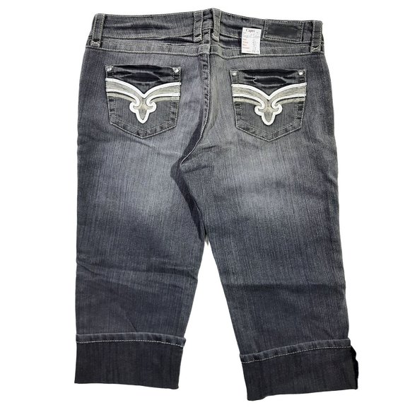 NWT Women's Basic Light wash Capri Jeans Size 11 - Picture 3 of 5